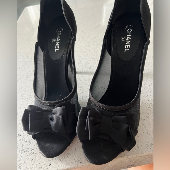 Beautiful Chanel Bow Shoes - Picture 6 of 10